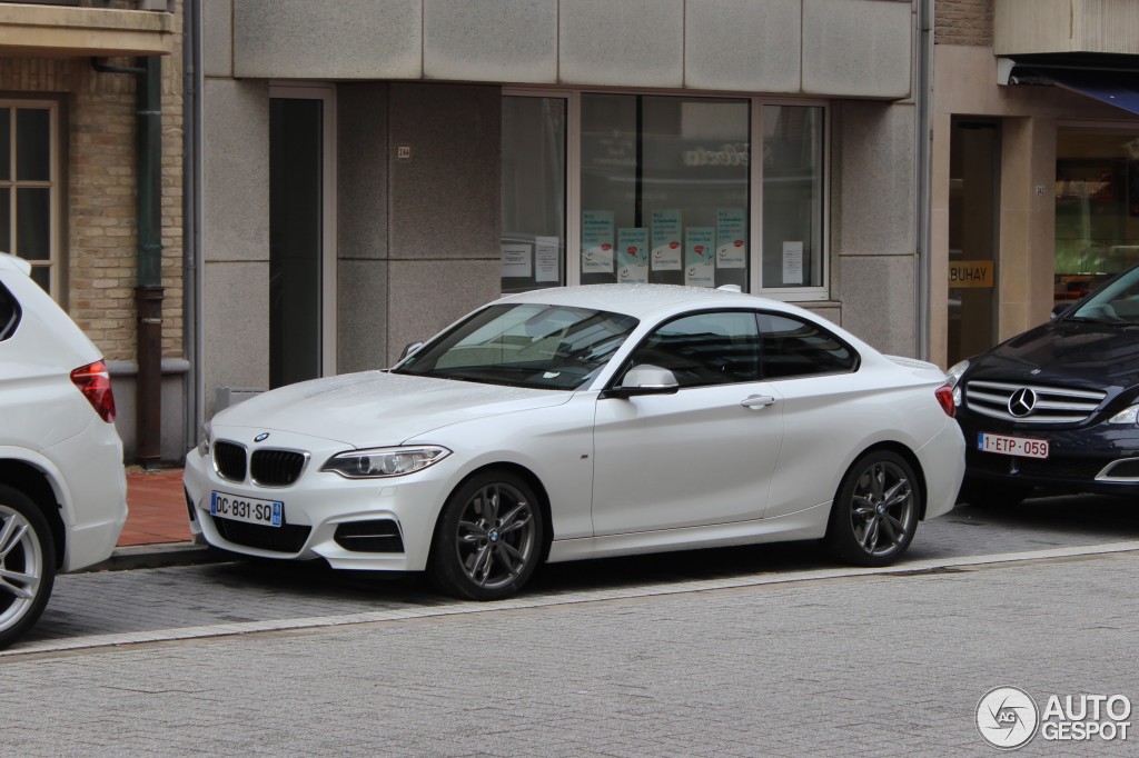 Name:  m235i-mineralwhite-a.jpg
Views: 21668
Size:  159.2 KB